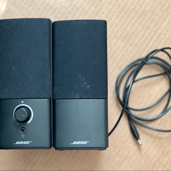 Bose speaker, perfect for a movie night, game time, home office - Picture 3 of 6